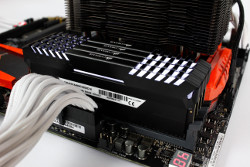 Corsair Vengeance LED DDR4 32GB 13t