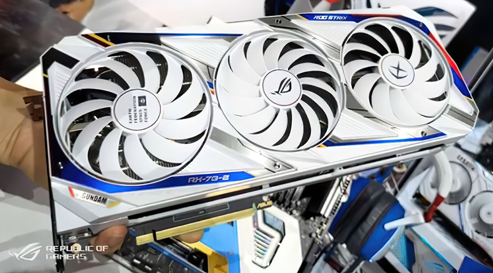 ASUS GeForce RTX 3090 ROG STRIX GUNDAM Edition 01
