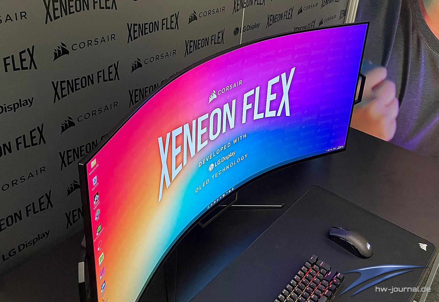 Corsair Xeneon Flex 45WQHD240 OLED 09